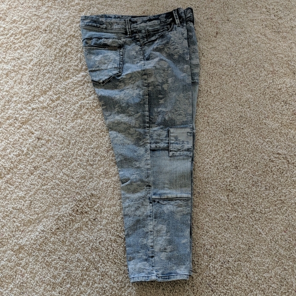 Chicos so slimming jeans size 0.5 with lacy flower - Picture 1 of 9